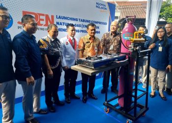 Gubernur Jateng didampingi Bupati Semarang dan Dirut PT JPEN meluncurkan tabung CNG di Dapur MBG Mandiri Marwa di Bandarjo, Kecamatan Ungaran Barat, Kabupaten Semarang, Jumat, 20 Juni 2025. (Hesty Imaniar/Harianmuria.com)