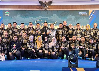 Gubernur Jawa Tengah Ahmad Luthfi bersama peserta Musda ke-XVI HIPMI Jateng usai pembukaan Musda di Gradhika Bhakti Praja, Semarang, Selasa, 17 Juni 2025. (Rizky Syahrul/Harianmuria.com)