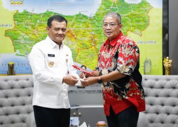 Gubernur Jawa Tengah Ahmad Luthfi menerima audiensi Head Network and Airport Authority PT Indonesia AirAsia, Edwin. (Dok. Pemprov Jateng/Harianmuria.com)