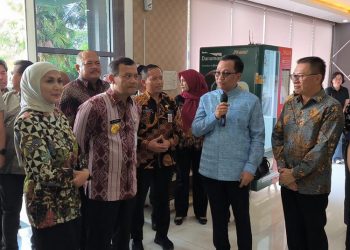 Gubernur Jawa Tengah Ahmad Lutfi didampingi Bupati Kendal Dyah Kartika Permanasari meninjau di Kawasan Industri Kendal (KIK), Selasa, 3 Juni 2025. (Arvian Maulana/Harianmuria.com)