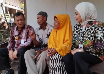 Gubernur Jateng Ahmad Luthfi didampingi Bupati Kendal Dyah Kartika Permanasari berdialog dengan warga yang menempati rumah tidak layak huni di Desa Pucangrejo, Kecamatan Gemuh, Kendal, Selasa, 3 Juni 2025. (Arvian Maulana/Harianmuria.com)