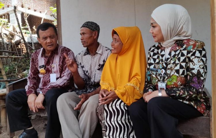 Gubernur Jateng Ahmad Luthfi didampingi Bupati Kendal Dyah Kartika Permanasari berdialog dengan warga yang menempati rumah tidak layak huni di Desa Pucangrejo, Kecamatan Gemuh, Kendal, Selasa, 3 Juni 2025. (Arvian Maulana/Harianmuria.com)