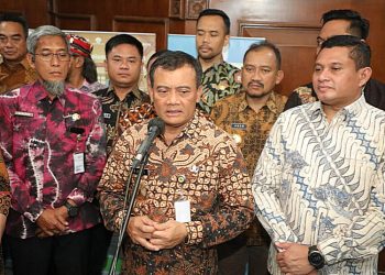 Gubernur Jawa Tengah Ahmad Luthfi memberikan keterangan pers usai penandatanganan nota kesepakatan percepatan pemenuhan kebutuhan rumah layak huni di Jawa Tengah di Gedung Grhadika Bhakti Praja, Semarang, Jumat, 20 Juni 2025. (Dok. Humas Pemprov Jateng/Harianmuria.com)