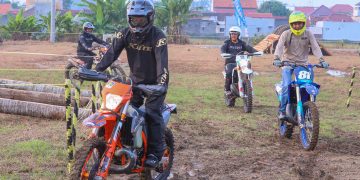 Gubernur Jawa Tengah Ahmad Luthfi mengendarai trail oranye saat mencoba langsung sirkuit Event Hiu Selatan International Hard Enduro di Kendal, Minggu, 22 Juni 2025. (Istimewa/Harianmuria.com)