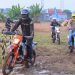 Gubernur Jawa Tengah Ahmad Luthfi mengendarai trail oranye saat mencoba langsung sirkuit Event Hiu Selatan International Hard Enduro di Kendal, Minggu, 22 Juni 2025. (Istimewa/Harianmuria.com)