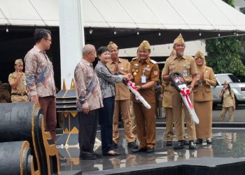 Penyerahan secara simbolis mobil Speling dan ambulans dari program CSR Yayasan Taiwan Business Central Java diterima langsung oleh Gubernur Jateng Ahmad Luthfi, Senin, 30 Juni 2025. (Rizky Syahrul/Harianmuria.com)