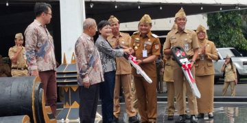 Penyerahan secara simbolis mobil Speling dan ambulans dari program CSR Yayasan Taiwan Business Central Java diterima langsung oleh Gubernur Jateng Ahmad Luthfi, Senin, 30 Juni 2025. (Rizky Syahrul/Harianmuria.com)