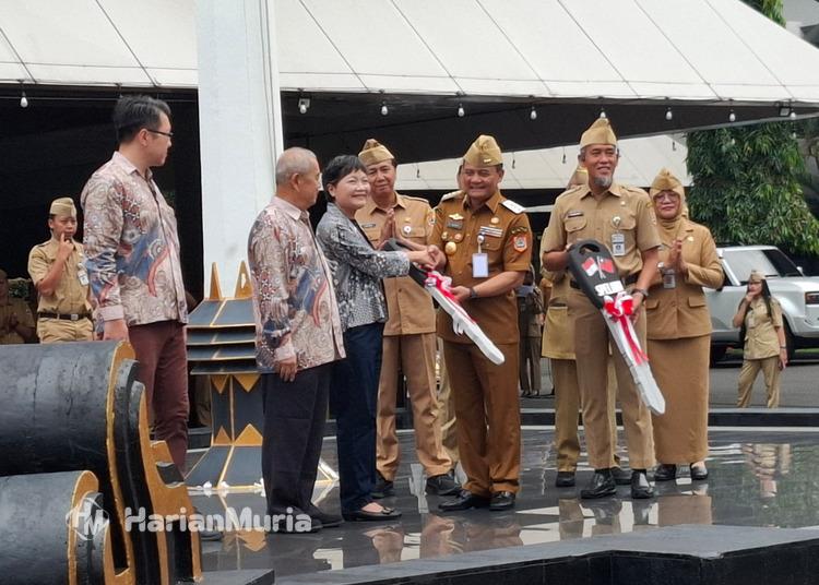 Penyerahan secara simbolis mobil Speling dan ambulans dari program CSR Yayasan Taiwan Business Central Java diterima langsung oleh Gubernur Jateng Ahmad Luthfi, Senin, 30 Juni 2025. (Rizky Syahrul/Harianmuria.com)