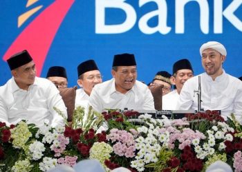 Gubernur Jawa Tengah Ahmad Luthfi (tengah) dalam acara Jateng Bersholawat di Halaman Kantor Gubernur Jateng, Minggu malam, 1 Juni 2025. (Dok. Humas Pemprov Jateng/Harianmuria.com)