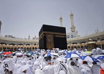 Jemaah calon haji bersiap melaksanakan Salat Jumat di Masjidil Haram, Makkah, Arab Saudi, Jumat, 9 Mei/2025. (Antara Foto/Harianmuria.com)
