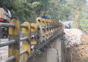 Warga melintasi Jembatan Temuwoh yang ambles di Kecamatan Ngawen, Kabupaten Blora. (Eko Wicaksono/Harianmuria.com)