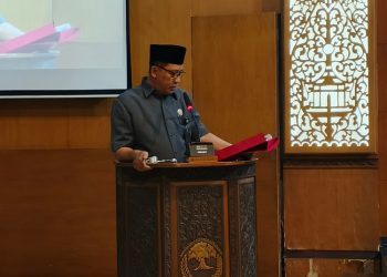 Juru bicara Fraksi PDIP DPRD Blora Ali Mahmudi menyampaikan pandangan umum fraksi pda Rapat Paripurna DPRD Blora, Kamis, 26 Juni 2025. (Eko Wicaksono/Harianmuria.com)