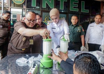 Kepala Kejaksanaan Negeri Salatiga Sukamto (kiri) bersama Wakil Wali Kota Nina Agustin memusnahkan ribuan butir obat terlarang dengan cara diblender di Kantor Kejari Salatiga, Rabu, 25 Juni 2025. (Dok. Setda Salatiga/Harianmuria.com)