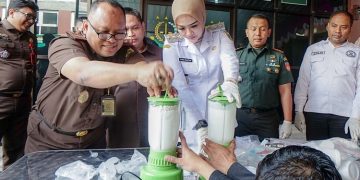 Kepala Kejaksanaan Negeri Salatiga Sukamto (kiri) bersama Wakil Wali Kota Nina Agustin memusnahkan ribuan butir obat terlarang dengan cara diblender di Kantor Kejari Salatiga, Rabu, 25 Juni 2025. (Dok. Setda Salatiga/Harianmuria.com)