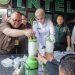 Kepala Kejaksanaan Negeri Salatiga Sukamto (kiri) bersama Wakil Wali Kota Nina Agustin memusnahkan ribuan butir obat terlarang dengan cara diblender di Kantor Kejari Salatiga, Rabu, 25 Juni 2025. (Dok. Setda Salatiga/Harianmuria.com)