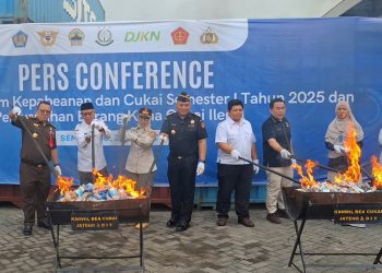 Kantor Wilayah Direktorat Jenderal Bea dan Cukai (DJBC) Jateng-DIY secara simbolis membakar jutaan batang rokok tanpa cukai dan kegiatan pemusnahan barang ilegal di Kota Semarang, Rabu, 25 Juni 2025. (Rizky Syahrul/Harianmuria.com)