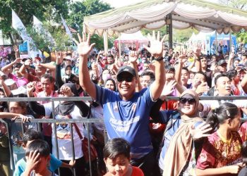 Kapolres Blora AKBP Wawan Andi Susanto foto bersama ratusan peserta Bhayangkara Run 5K' yang digelar di Kecamatan Cepu, Minggu, 29 Juni 2025. (Dok. Polres Blora/Harianmuria.com)