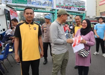 Kapolres Kudus AKBP Heru Dwi Purnomo dan Bupati Kudus Sam’ani Intakoris dalam kegiatan Car Free Day (CFD) di Alun-Alun Simpang Tujuh Kudus, Minggu pagi, 22 Juni 2025. (Fahtur Rohman/Harianmuria.com)