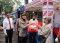 Kapolres Salatiga AKBP Veronica menyerahkan paket sembako kepada salah satu warga di Mapolres Salatiga, Senin, 30 Juni 2025. (Dok. Polres Salatiga/Harianmuria.com)