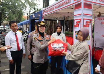 Kapolres Salatiga AKBP Veronica menyerahkan paket sembako kepada salah satu warga di Mapolres Salatiga, Senin, 30 Juni 2025. (Dok. Polres Salatiga/Harianmuria.com)