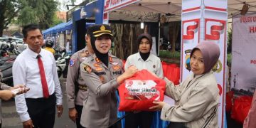 Kapolres Salatiga AKBP Veronica menyerahkan paket sembako kepada salah satu warga di Mapolres Salatiga, Senin, 30 Juni 2025. (Dok. Polres Salatiga/Harianmuria.com)