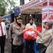 Kapolres Salatiga AKBP Veronica menyerahkan paket sembako kepada salah satu warga di Mapolres Salatiga, Senin, 30 Juni 2025. (Dok. Polres Salatiga/Harianmuria.com)
