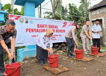 Wakil Bupati Semarang bersama Kapolres Semarang, serta perwakilan DPRD secara simbolis meresmikan jaringan pipa air dengan melakukan cuci tangan di kran bak penampungan air bersih di Desa Ngrawan, Getasan, Kabupaten Semarang, Kamis, 26 Juni 2025. (Hesty Imaniar/Harianmuria.com)