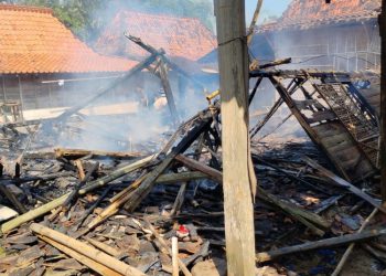 Rumah milik Darti (50), warga Dusun Mrico, Desa Lebak, Kecamatan Grobogan, ludes terbakar. (Dok. Damkar Grobogan/Harianmuria.com)