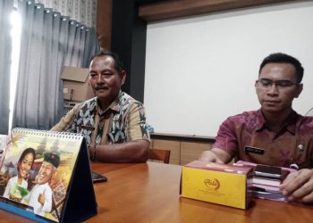 Kepala Diskopukmnakertrans Jepara Samiaji (kiri) didampingi Kabid Tenaga Kerja Abdul Muid. (Tomi Budianto/Harianmuria.com)