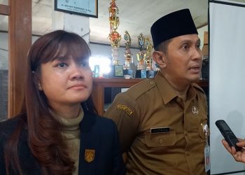 Kepala Kesbangpol Kendal Alfebian Yulando (kanan) dan Ketua Komisi C DPRD Kendal Sisca Meritania. (Arvian Maulana/Harianmuria.com)