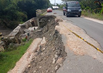 Kerusakan talut jembatan penghubung Desa Sumber dengan Desa Mendenrejo di Kradenan Blora yang ambrol akibat banjir bandang kini makin parah. (Hanafi/Harianmuria.com)