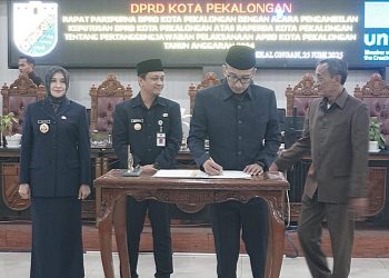 Ketua DPRD Kota Pekalongan M Azmi Basyir menandatangani dokumen persetujuan atas Raperda tentang Pertanggungjawaban Pelaksanaan APBD Tahun Anggaran 2024 dalam Rapat Paripurna, Rabu, 25 Juni 2025. (Fahri Akbar/Harianmuria.com)