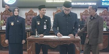 Ketua DPRD Kota Pekalongan M Azmi Basyir menandatangani dokumen persetujuan atas Raperda tentang Pertanggungjawaban Pelaksanaan APBD Tahun Anggaran 2024 dalam Rapat Paripurna, Rabu, 25 Juni 2025. (Fahri Akbar/Harianmuria.com)