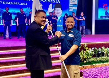 Ketua JMSI Pusat Teguh Santosa memberikan bendera lembaga kepada Ketua JMSI Provinsi Jawa Tengah Agus Sunarko. (Nailin RA/Harianmuria.com)