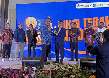 Ketua JMSI Pusat Teguh Santosa memberikan cendera mata kepada Gubernur Lemhanas Ace Hasan Syadzily pada pembukaan Munas II JMSI di Jakarta, 21 Juni 2025. (Nailin RA/Harianmuria.com)