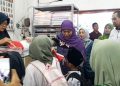 Gubernur Jawa Timur sekaligus Ketua Umum Pembina PP Muslimat NU Khofifah Indar Parawansa membelikan buku bacaan dan bendera Merah Putih untuk anak-anak yatim di Pati, Minggu, 29 Juni 2025. (Mutia Parasti/Harianmuria.com)