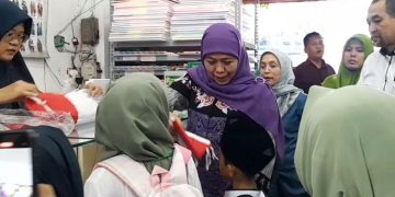 Gubernur Jawa Timur sekaligus Ketua Umum Pembina PP Muslimat NU Khofifah Indar Parawansa membelikan buku bacaan dan bendera Merah Putih untuk anak-anak yatim di Pati, Minggu, 29 Juni 2025. (Mutia Parasti/Harianmuria.com)