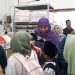 Gubernur Jawa Timur sekaligus Ketua Umum Pembina PP Muslimat NU Khofifah Indar Parawansa membelikan buku bacaan dan bendera Merah Putih untuk anak-anak yatim di Pati, Minggu, 29 Juni 2025. (Mutia Parasti/Harianmuria.com)