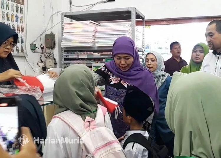 Gubernur Jawa Timur sekaligus Ketua Umum Pembina PP Muslimat NU Khofifah Indar Parawansa membelikan buku bacaan dan bendera Merah Putih untuk anak-anak yatim di Pati, Minggu, 29 Juni 2025. (Mutia Parasti/Harianmuria.com)