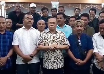 Bupati Pati Sudewo didampingi Kapolresta Pati AKBP Jaka Wahyudi dan para pengusaha sound system dalam konferensi pers di Pendapa Kabupaten Pati, Senin malam, 2 Juni 2025. (Nailin RA/Harianmuria.com)