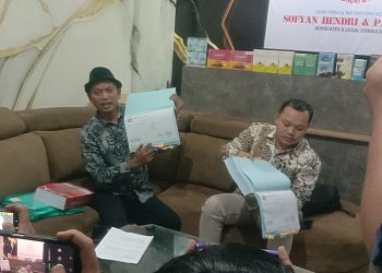 Kuasa hukum Koperasi Bahana Lintas Nusantara (BLN) Salatiga, Muhammad Sofyan (kiri), memberikan keterangan pers di kantornya, Kamis, 5 Juni 2025. (Angga Rosa/Harianmuria.com)