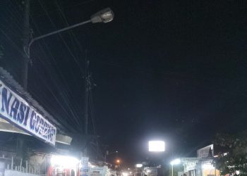 Titik Penerangan Jalan Umum (PJU) di ruas Jalan Raya Kranji, Kabupaten Pekalongan, tampak padam saat malam hari. Warga berharap perbaikan segera dilakukan demi keselamatan pengguna jalan. (Dok. Warga/Harianmuria.com)