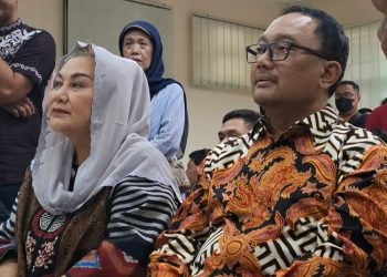 Mantan Wali Kota Semarang Hevearita G Rahayu (Mbak Ita) dan suaminya Alwin Basri menghadiri sidang perdana di Pengadilan Tipikor Semarang pada Senin, 21 April 2025 lalu. (Syahril Muadz/Harianmuria.com)
