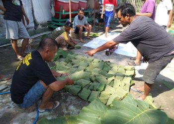 Panitia Kurban Masjid Al-Hikmah di Kedungdoro, Rembang membungkus daging kurban dengan daun jati sebagai pengganti plastik. (Vicky Rio/Harianmuria.com)