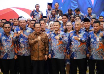 Menteri Dalam Negeri (Mendagri) Tito Karnavian bersama para pengurus Dewan Pengurus Nasional (DPN) Asosiasi Dewan Perwakilan Rakyat Daerah Kabupaten Seluruh Indonesia (ADKASI) seusai pelantikan di Jakarta. (Dok. Setwan DPRD Kudus/Harianmuria.com)