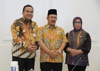 Menteri Perencanaan Pembangunan Nasional (PPN)/Kepala Bappenas RI Rachmat Pambudy diapit oleh Bupati Blora Arief Rohman dan Wakil Bupati Blora Sri Setyorini. (Dok. Dinkominfo Blora/Harianmuria.com)