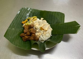 Nasi Opor Panggang Sunggingan, makanan khas Kabupaten Kudus. (Nisa HS/Harianmuria.com)