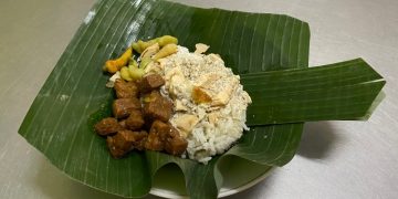 Nasi Opor Panggang Sunggingan, makanan khas Kabupaten Kudus. (Nisa HS/Harianmuria.com)
