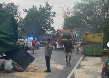 Petugas Satlantas Polres Grobogan melakukan olah tempat kejadian perkara (TKP) di lokasi kecelakaan yang melibatkan dua truk, Selasa, 10 Juni 2025. (Dok. Polres Grobogan/Harianmuria.com)