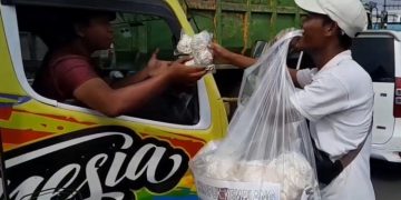 Pedagang asongan menjajakan makanan kepada sopir truk yang terjebak macet di jalur utama Pantura di Kecamatan Sayung, Demak, Kamis, 26 Juni 2025. (Burhan Aslam/harianmuria.com)